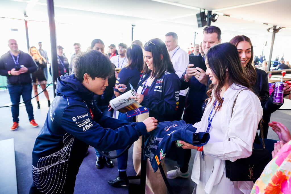 前往Red Bull Energy Station,將有機會與車手近距離互動(圖為AlphaTauri車手Yuki Tsunoda)