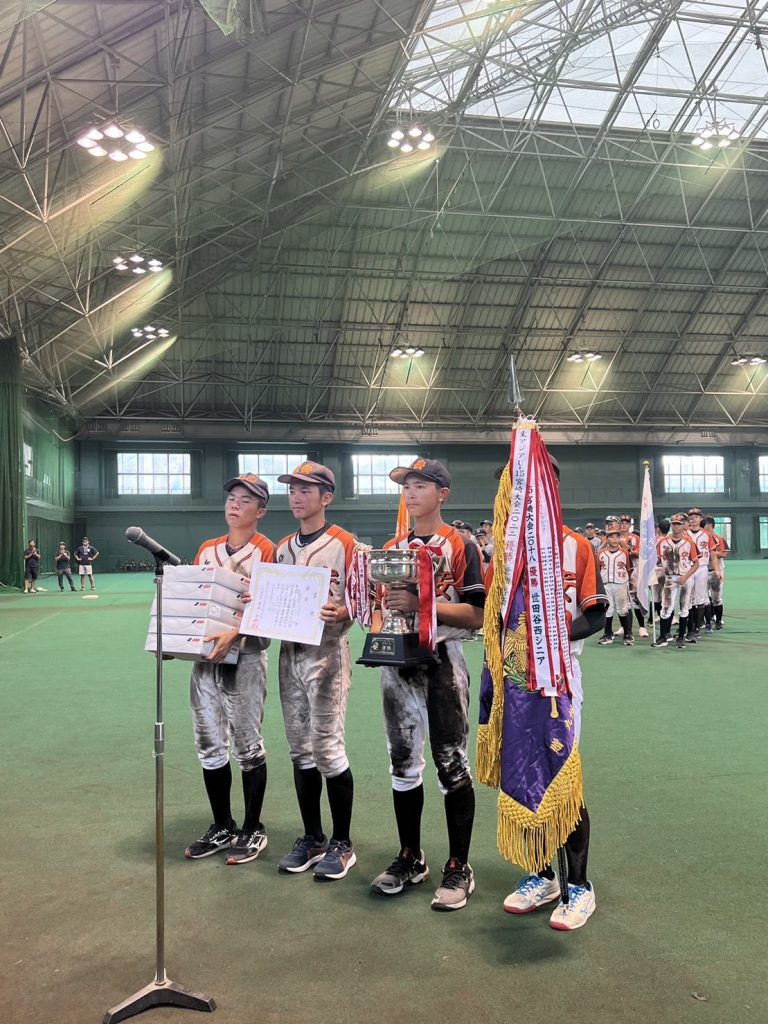 臺北市長安國中棒球隊到日本宮崎參加2023東亞15U野球大會,是該項賽事舉辦以來,首支抱走冠軍盃的外國隊伍 。(圖/台北市政府提供)