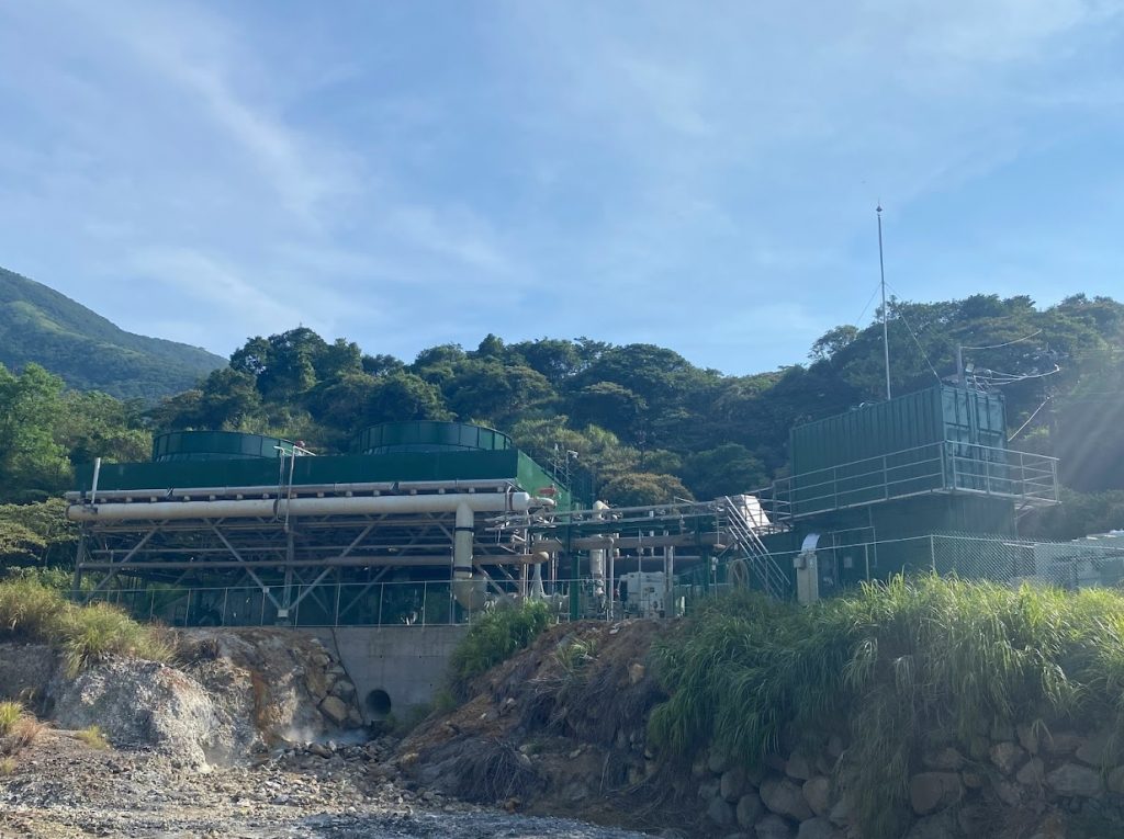 新北市政府攜手結元公司開發地熱,並將金山區四磺子坪1MW千瓩設為先導電廠,市府亦於今23日核發首座地熱能發電設備登記函.。(圖/新北市政府提供)