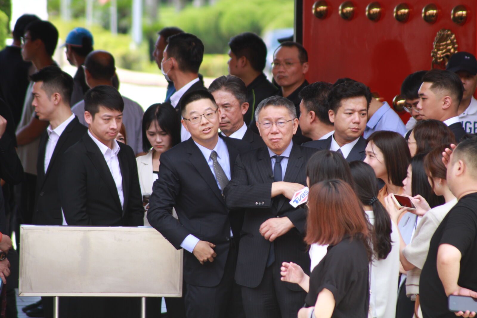 侯拿香跟拜金廈大橋?柯文哲:好主張大家當然會跟 284 民眾黨總統參選人柯文哲赴忠烈祠。(方炳超攝)