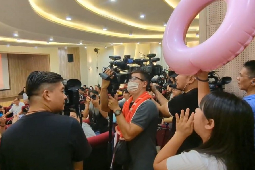 高舉泳圈抗議郭賣台「游回中國」 基進楊佩樺遭民眾抓傷 274 高舉泳圈抗議郭賣台「游回中國」 基進楊佩樺遭民眾抓傷 273