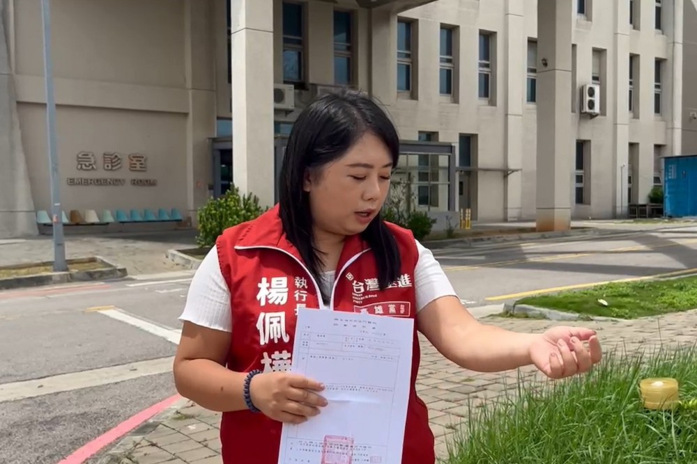 高舉泳圈抗議郭賣台「游回中國」 基進楊佩樺遭民眾抓傷 278 高舉泳圈抗議郭賣台「游回中國」 基進楊佩樺遭民眾抓傷 277