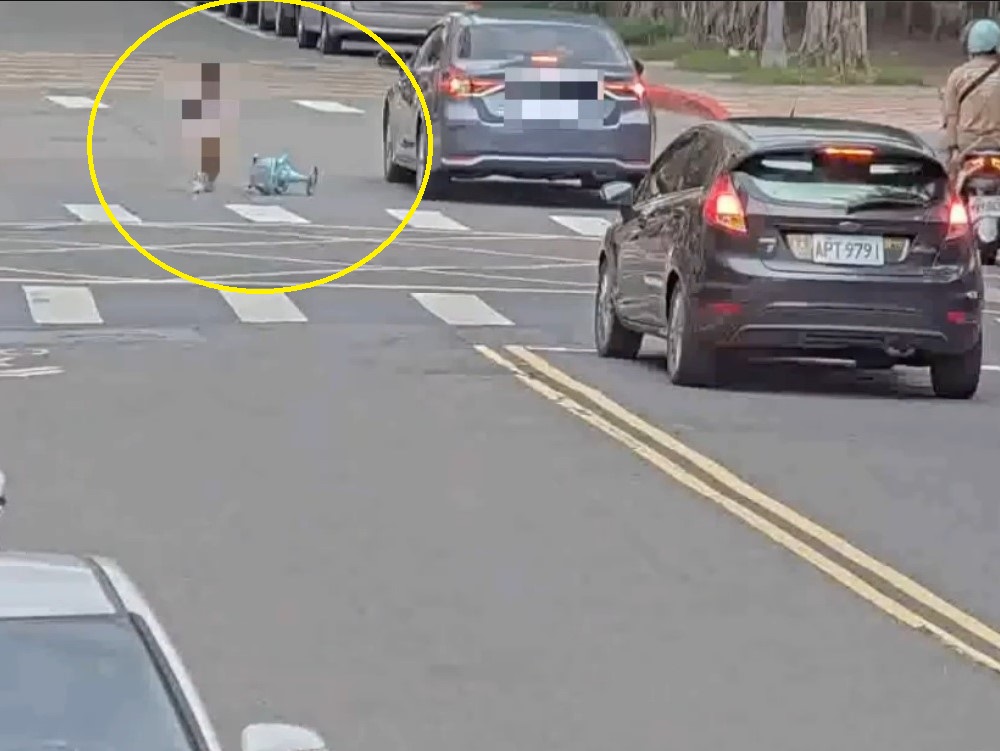 滑步車過馬路　三歲童擦撞轎車倒地驚險嚇人 265