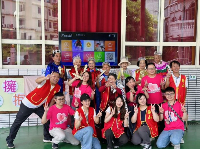 祖父母節老幼同歡走秀飆唱客家歌謠 中秋餐會盼聚沙成塔助弱勢