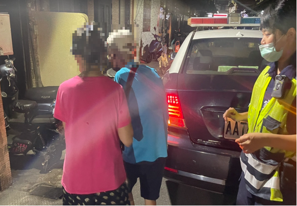 員警親送老翁返家。(記者宋紹誠翻攝)