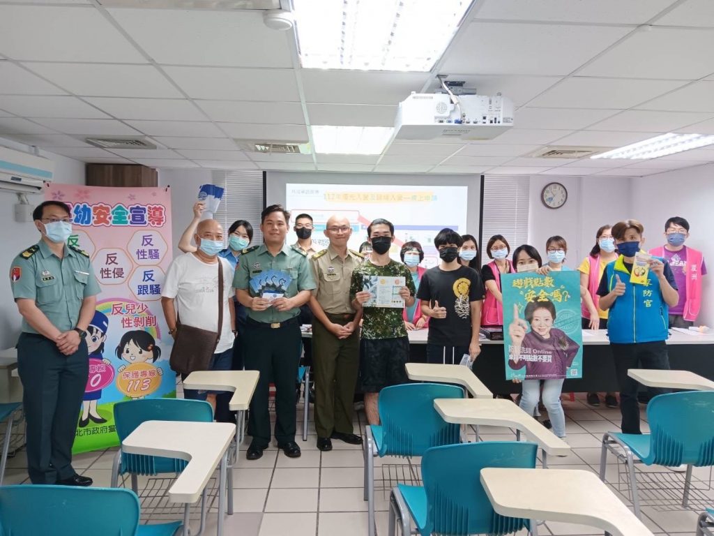 警方於役男抽籤現場，進行「反詐騙」及「婦幼安全」等相關警政宣導。(記者宋紹誠翻攝)