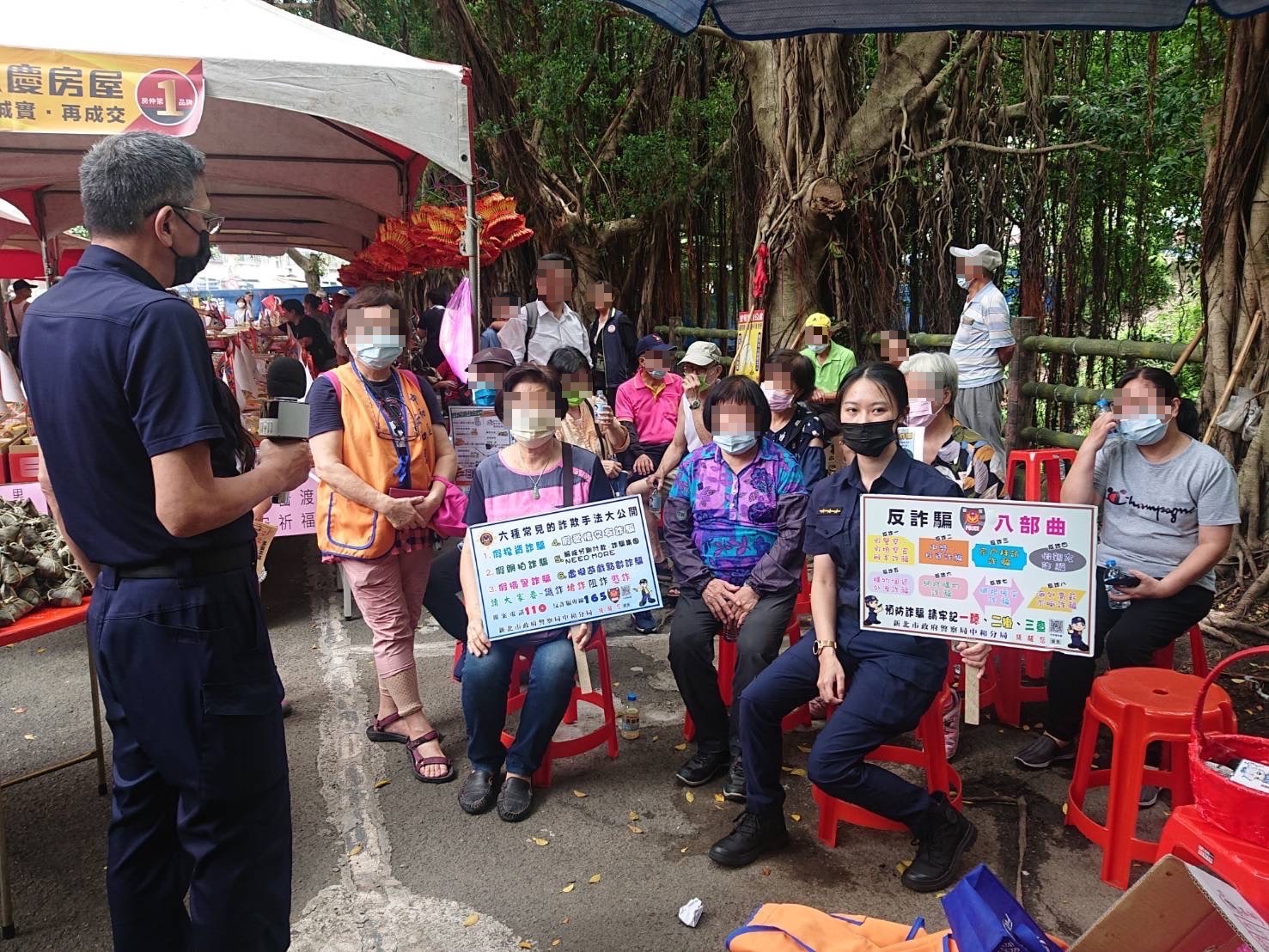 中和警走入社區與居民互動，並進行婦幼安全宣導。（記者戴昱弘翻攝）
