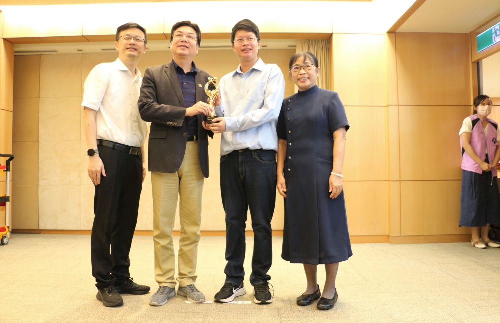 《圖說》吳讚軒 (右二)榮獲112年新北市孝行獎，並獲選112年全國孝行獎楷模，左二為劉和然副市長、左一教育局長張明文。〈教育局提供〉