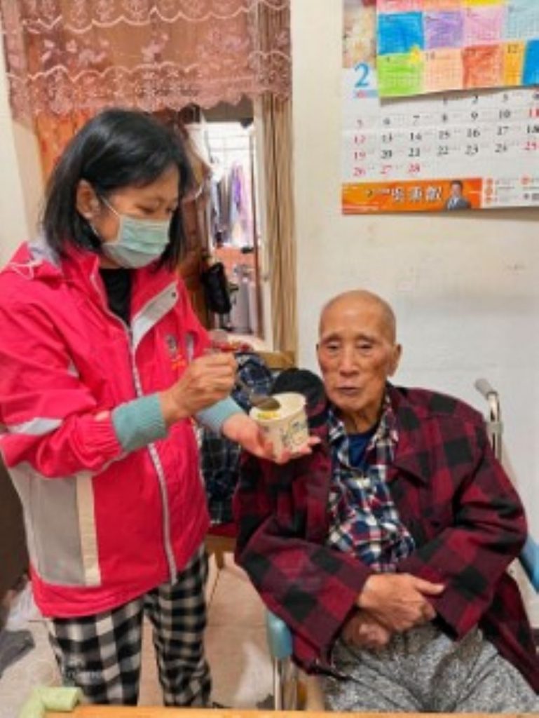 《圖說》彭于芹(左)協助父親用餐。〈教育局提供〉