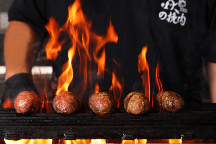 手打炭燒和牛漢堡排是近期最具話題的美食,新品牌「焱の挽肉」也於日前開幕。 圖:焱の挽肉/提供