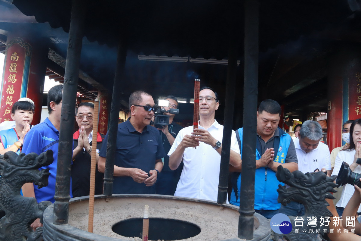 心香一瓣祈祝國泰民安。(記者扶小萍攝)