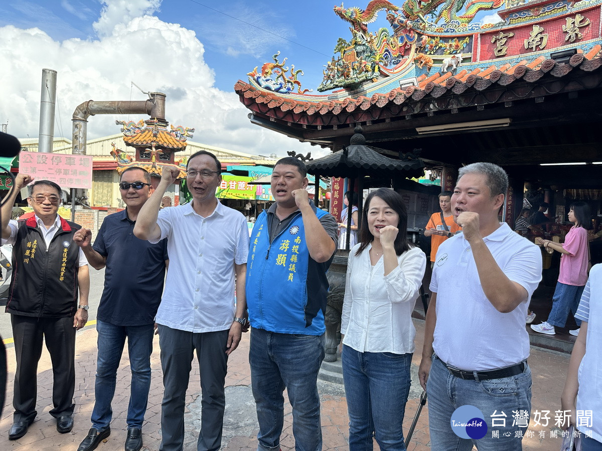 朱主席和支持民眾為侯友宜及立委參選人游顥高呼加油當選。(記者扶小萍) <br /><br /> <br /><br />