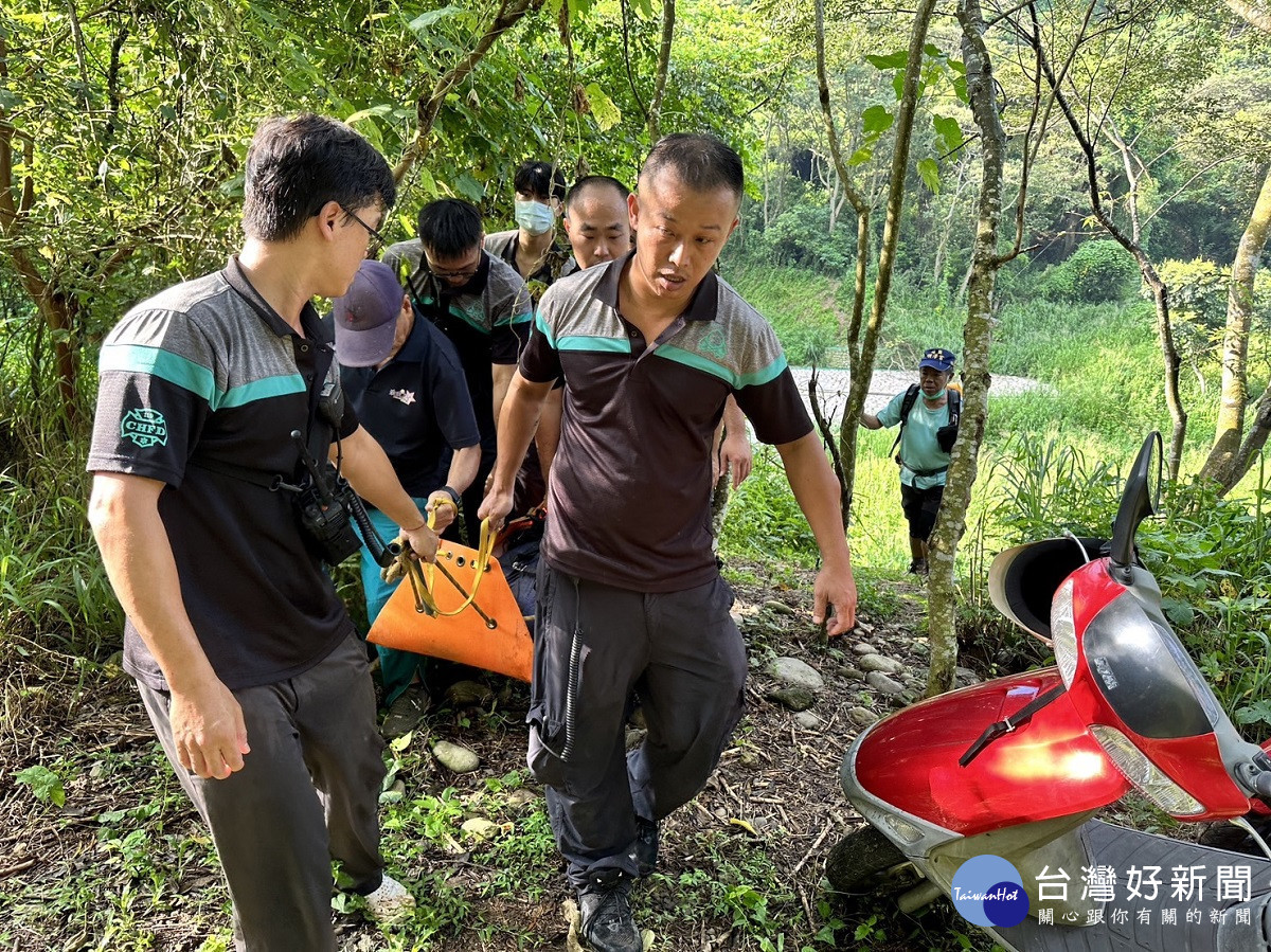 男子晨運失足墜落山坡喊聲求救 警民合力救起緊急協助送醫