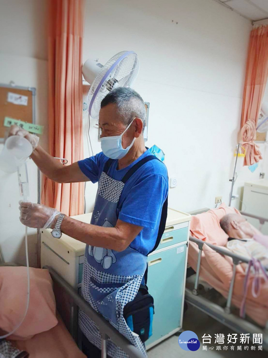67歲的金財很珍惜中分署為他推薦的工作，每天用心照顧病若的長者。