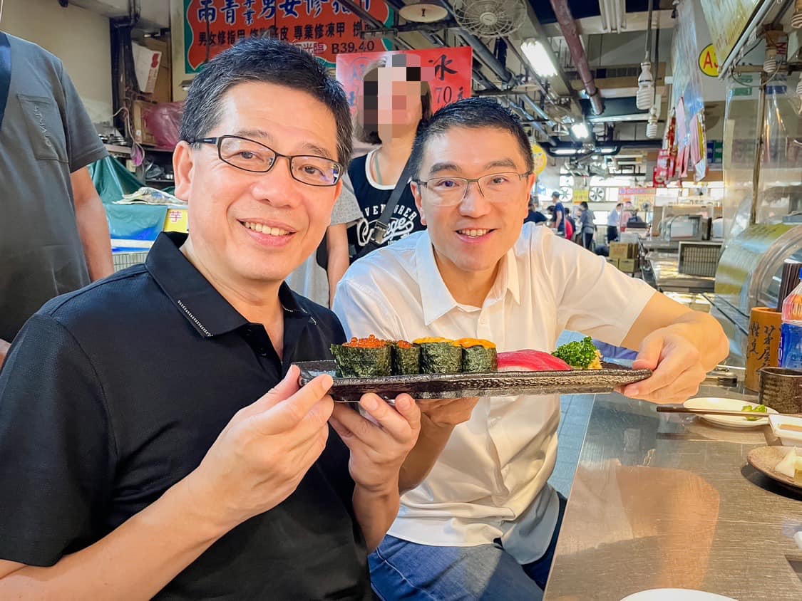 民眾黨前秘書長謝立功(左)23日與國民黨基隆市長謝國樑一起到仁愛市場吃壽司。翻攝謝國樑臉書