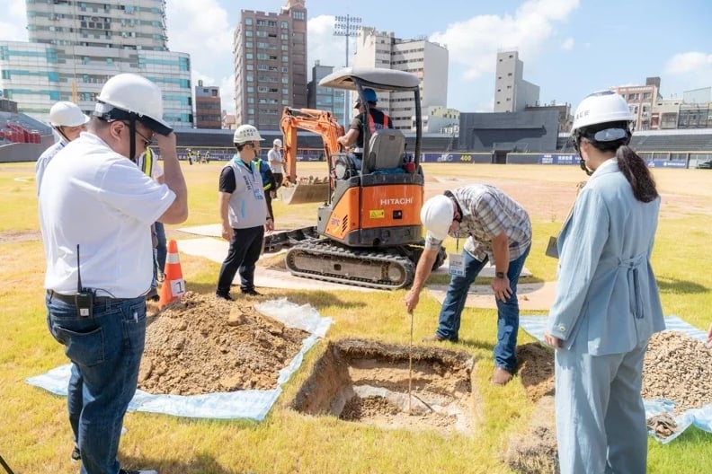 新竹市長高虹安7月中與美國場務專家Chad Olsen場勘新竹棒球場。圖/竹市府提供