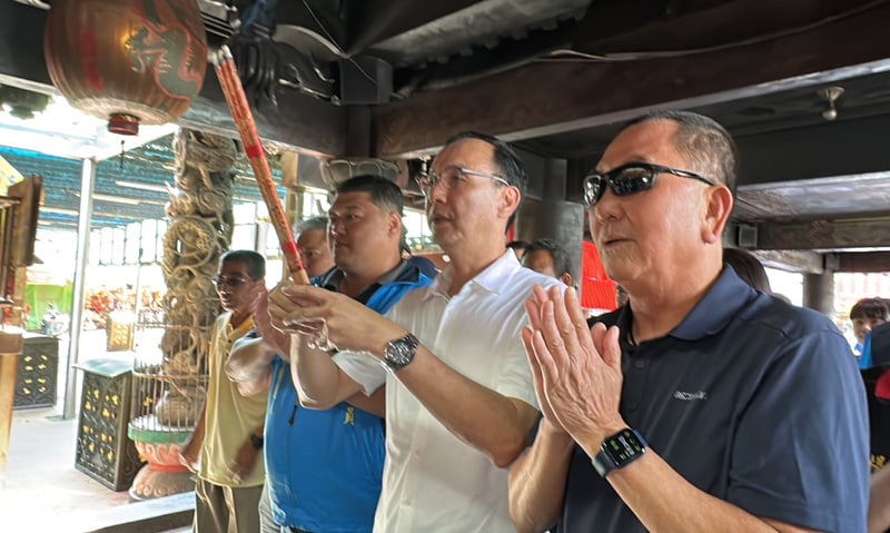 國民黨主席朱立倫(前右2)24日陪同黨籍立委參選人游顥(前右3)至南投縣竹山紫南宮參拜。朱立倫辦公室提供