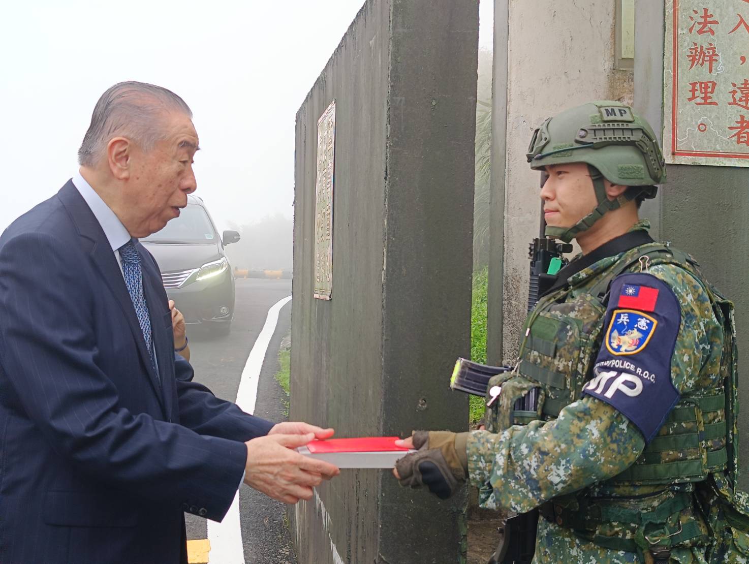 軍友社榮譽理事長李棟樑親向聯合情監偵官兵慰問致敬。王烱華攝