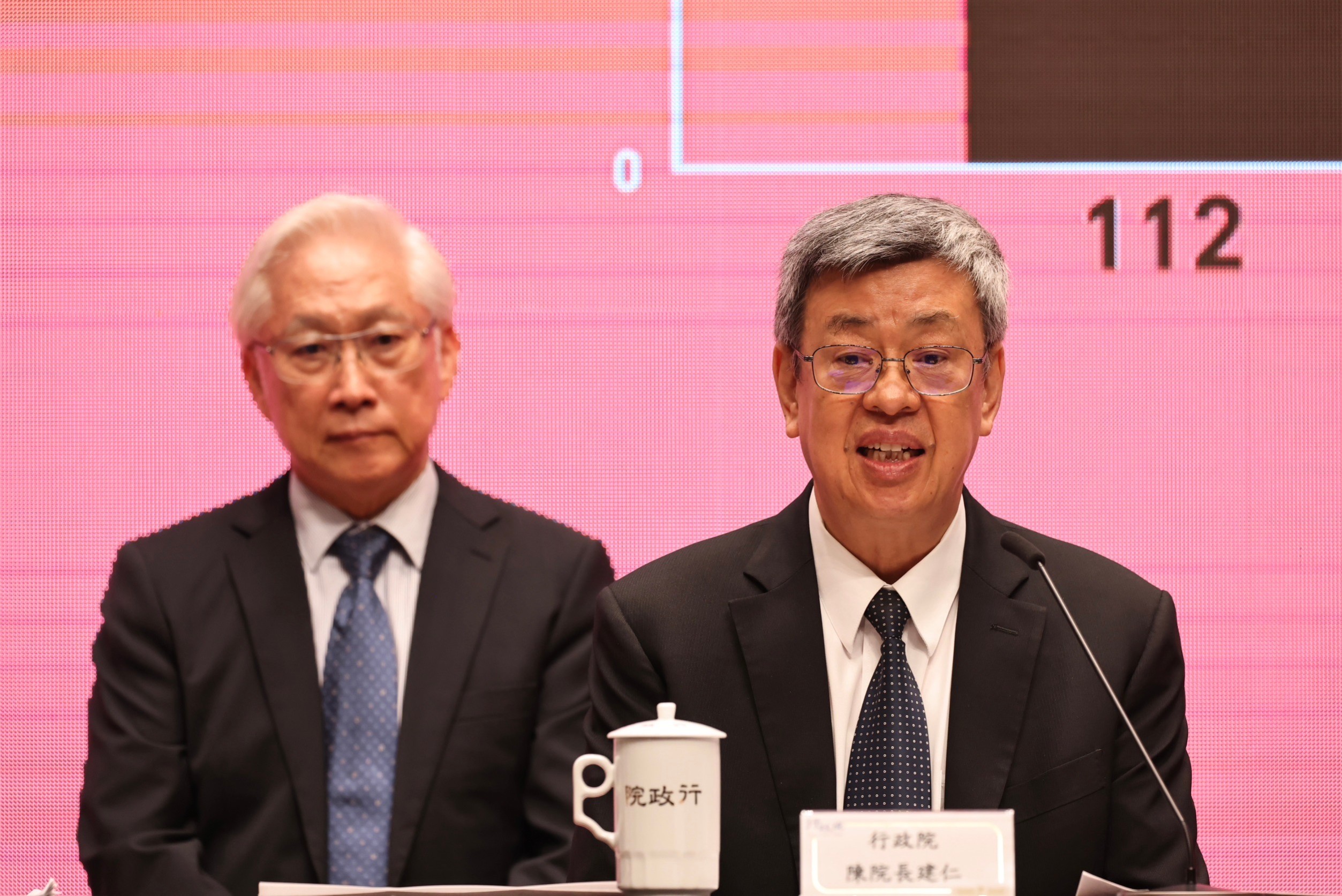 行政院會24日拍板明年中央政府總預算,院長陳建仁親自主持記者會對外說明。林啟弘攝
