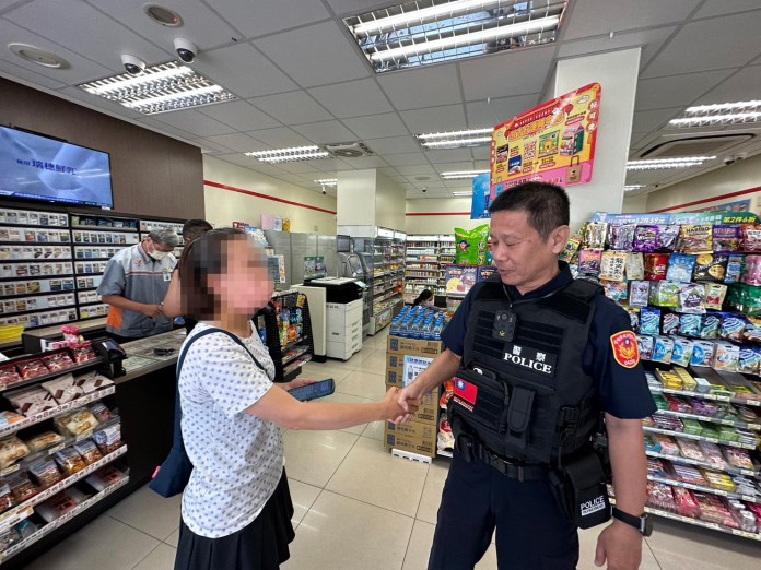 「你是真警察嗎? 」 癡情女深陷感情詐騙兩度要買點數 還質疑阻詐員警身分真假 67 8B2B42C8 53C4 433D B2E9 174C4FFF9CAA | 社會 社會 記者爆料網