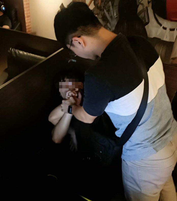 (更新案情)搶匪持假槍搶超商得手萬元 女店員遭拉扯受傷 21歲嫌3.5小時網咖狼狽遭逮 69 051F99C7 788F 4407 A380 5C46A6CE2EDB | 社會 社會 記者爆料網