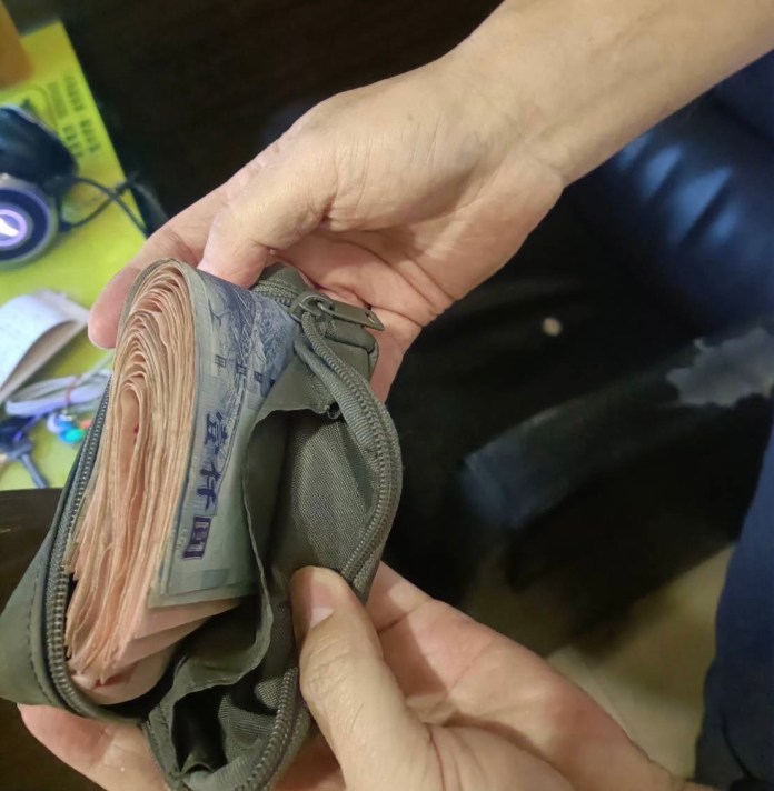 (更新案情)搶匪持假槍搶超商得手萬元 女店員遭拉扯受傷 21歲嫌3.5小時網咖狼狽遭逮 70 64D20ED4 0679 405D B427 8D70563DA818 | 社會 社會 記者爆料網