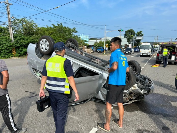 (翻車救援片)苗栗市自小客車翻覆 駕駛受傷送醫 72 | 社會 社會 記者爆料網
