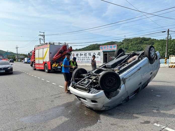 (翻車救援片)苗栗市自小客車翻覆 駕駛受傷送醫 71 | 社會 社會 記者爆料網