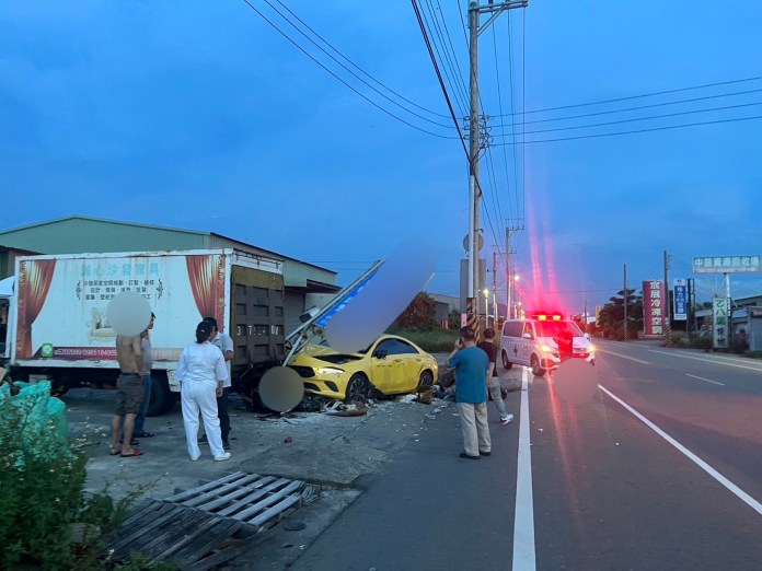 (有片)駕車恍神自撞! 駕駛受傷路邊店家貨車及招牌遭殃 72 | 社會 社會 記者爆料網