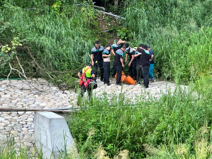 (墜落山坡救援片)男子晨運不慎墜落山坡 警消合力救起 69 | 社會 社會 記者爆料網