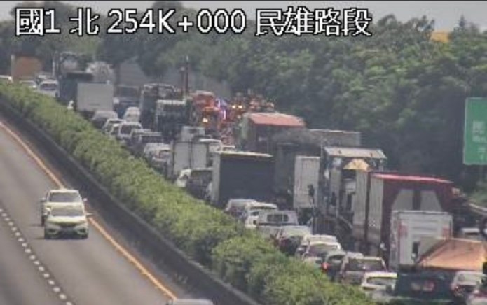 1民雄路段路面有掉落物，造成車流回堵。翻攝畫面 | 社會 社會 記者爆料網