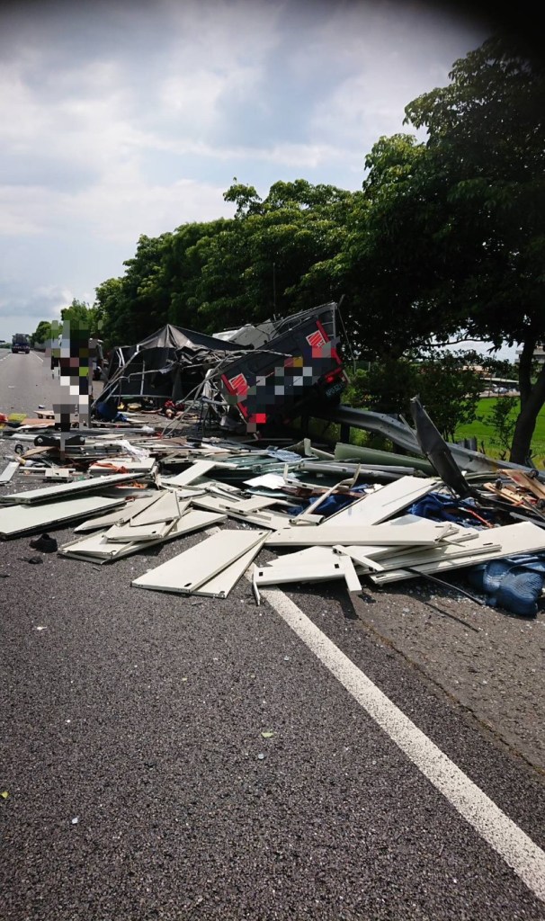 1民雄路段貨車自撞護欄，車上載運物品散落國道造成回堵。民眾提供 | 社會 社會 記者爆料網