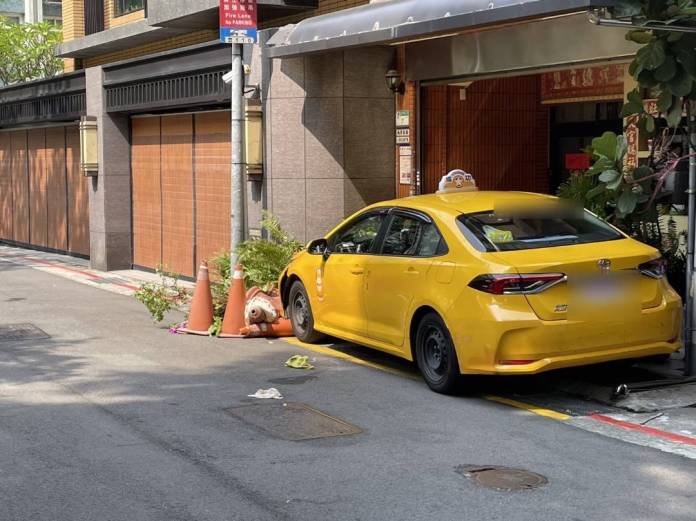 小黃運將失控撞機車、民宅花盆 失去生命跡象急送醫 72 670686 | 社會 社會 記者爆料網