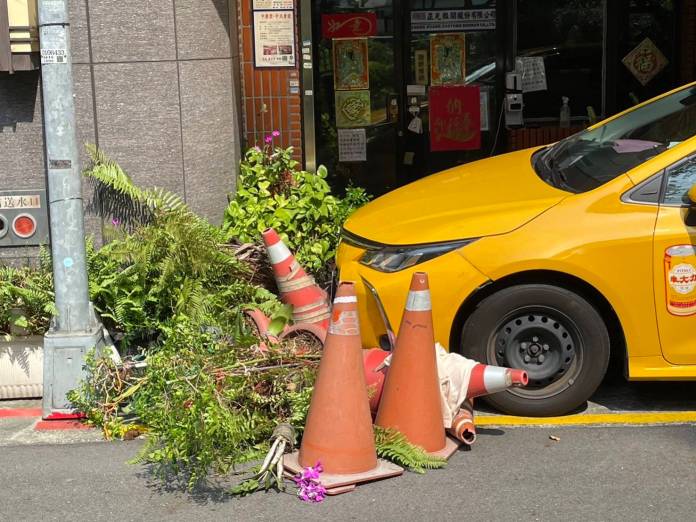 小黃運將失控撞機車、民宅花盆 失去生命跡象急送醫 70 670684 | 社會 社會 記者爆料網