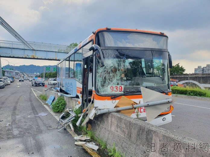 台北客運 自撞 分隔島