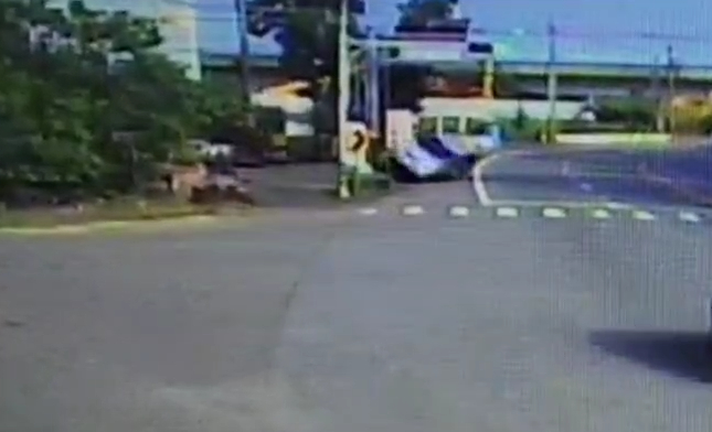 (翻車四輪朝天畫面曝光)自小客車自撞護欄翻覆 駕駛受傷 65 | 社會 社會 記者爆料網
