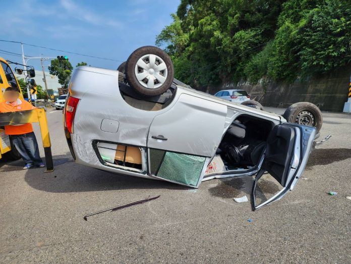 (翻車四輪朝天畫面曝光)自小客車自撞護欄翻覆 駕駛受傷 63 | 社會 社會 記者爆料網