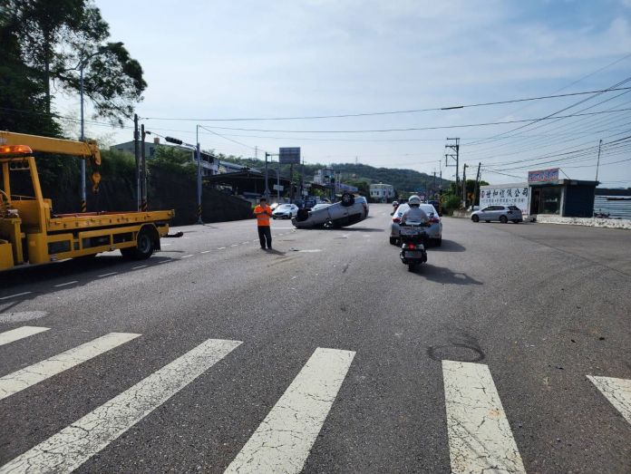 (翻車四輪朝天畫面曝光)自小客車自撞護欄翻覆 駕駛受傷 64 | 社會 社會 記者爆料網