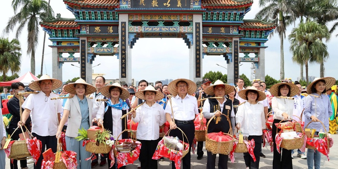 竹縣全國義民祭啟動儀式登場      中臺八縣市首長挑擔祈福