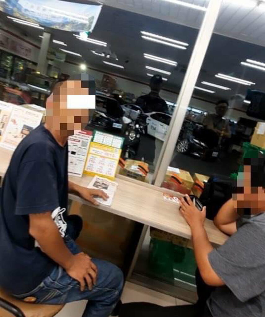 警員李政恒 休假時眼尖逮著正超商內交易詐騙成員