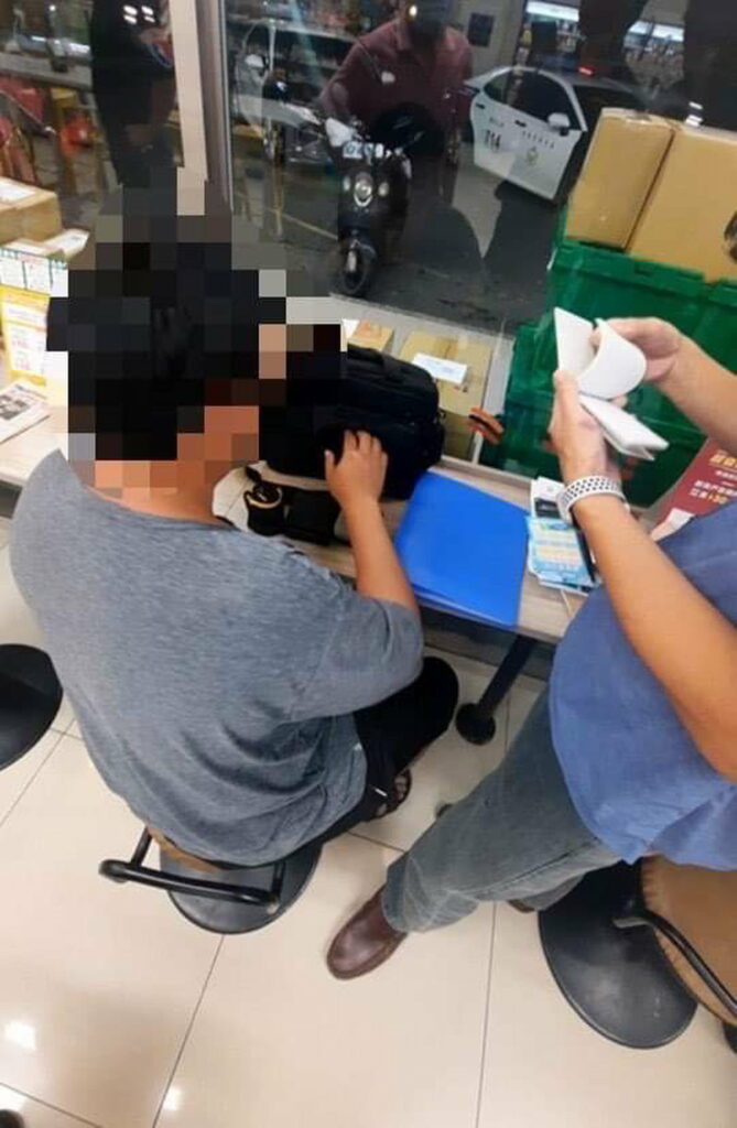 警員李政恒 休假時眼尖逮著正超商內交易詐騙成員