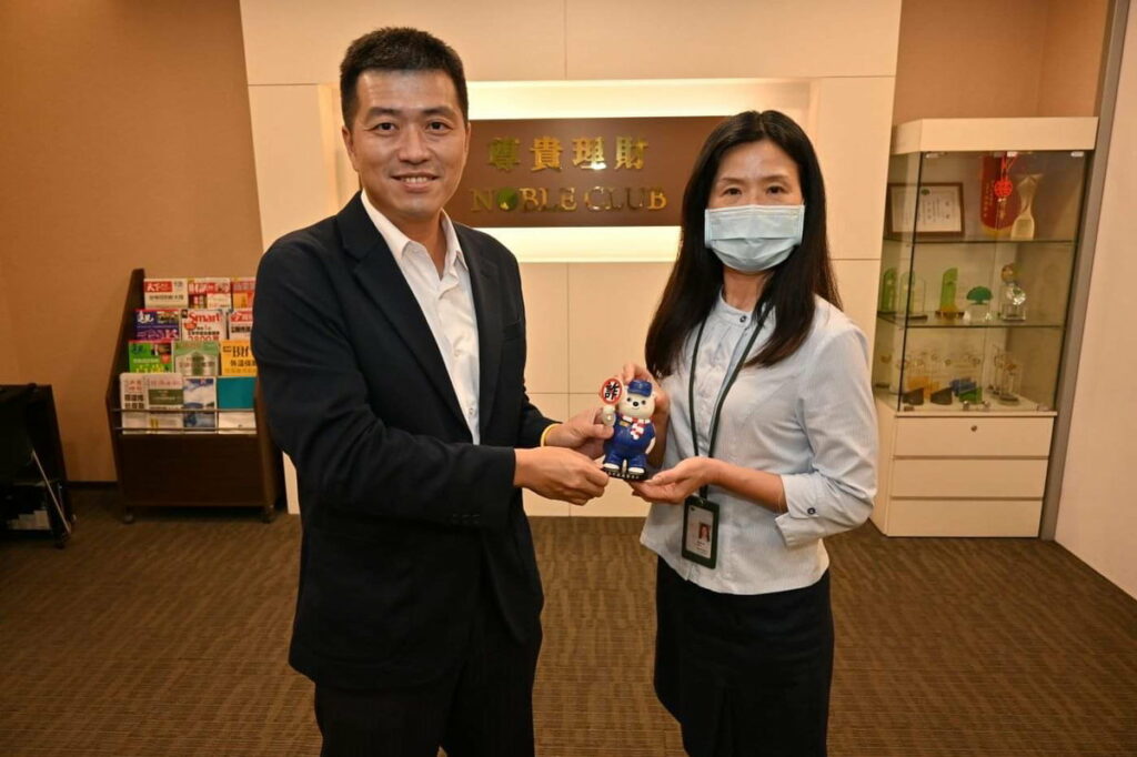 嘉義市政府警察局第二分局分局長郭志豪特頒警察大白熊予阻炸最成功的國泰世華嘉泰分