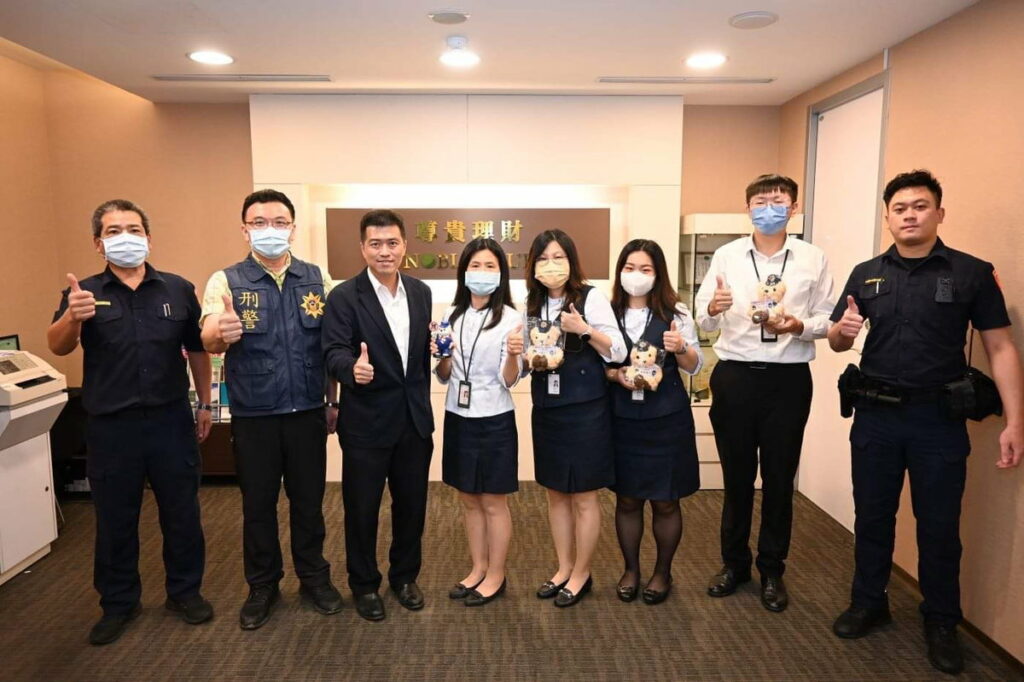 嘉義市政府警察局第二分局分局長郭志豪特頒警察大白熊予阻炸最成功的國泰世華嘉泰分