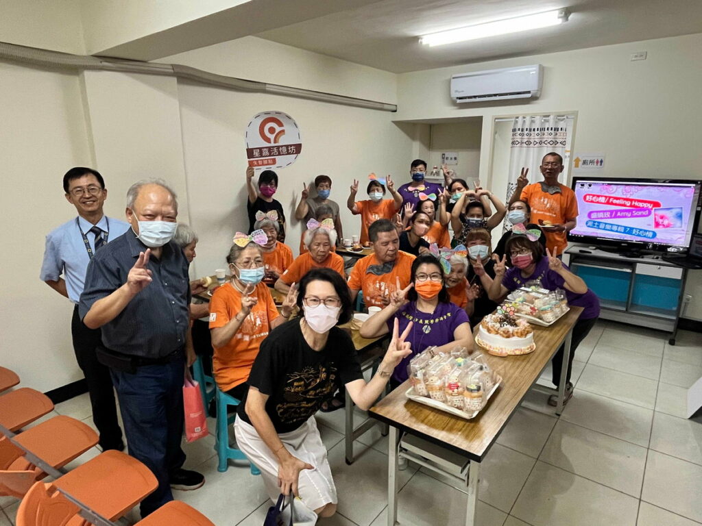 失智長輩戴上自己繪製的髮飾,與嘉賓同樂「星嘉活憶坊」開幕