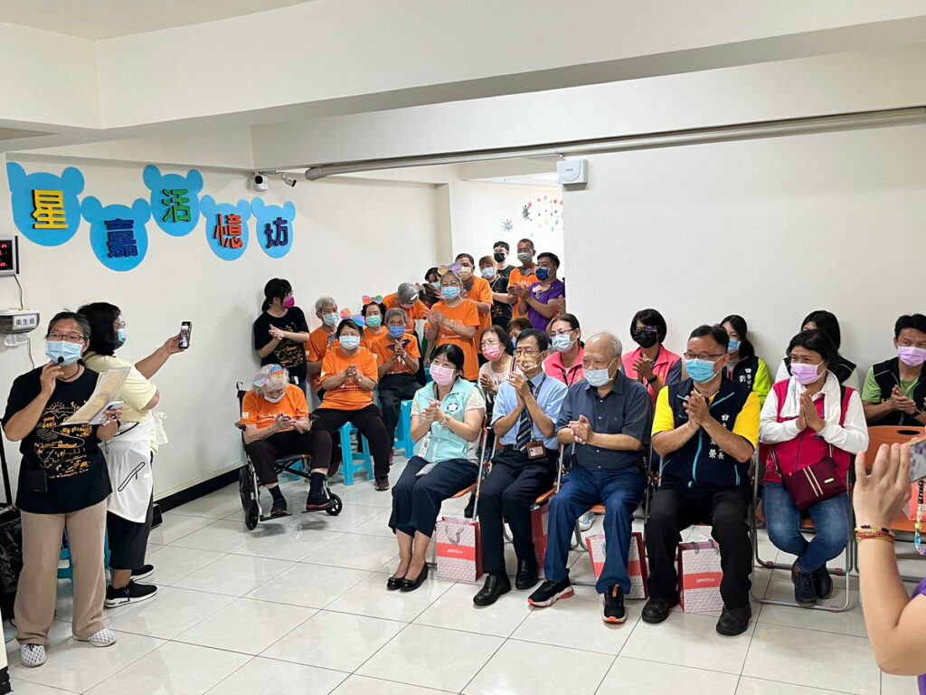 星嘉活憶坊開幕,嘉義市衛生局副局長莊美如(前排左一)、嘉基副院長周恬弘(左二)、嘉基