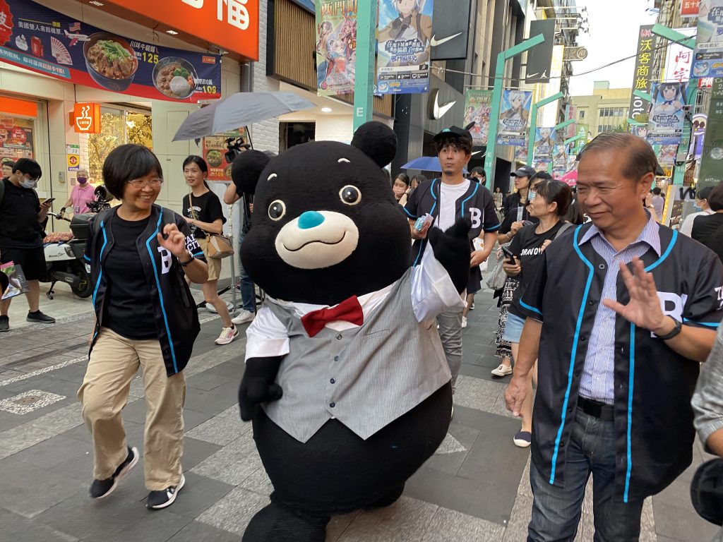 熊讚前往不同商圈快閃，歡迎大家「追熊去」，跟隨熊讚的腳步到商圈走逛。(圖/新北市政府提供)