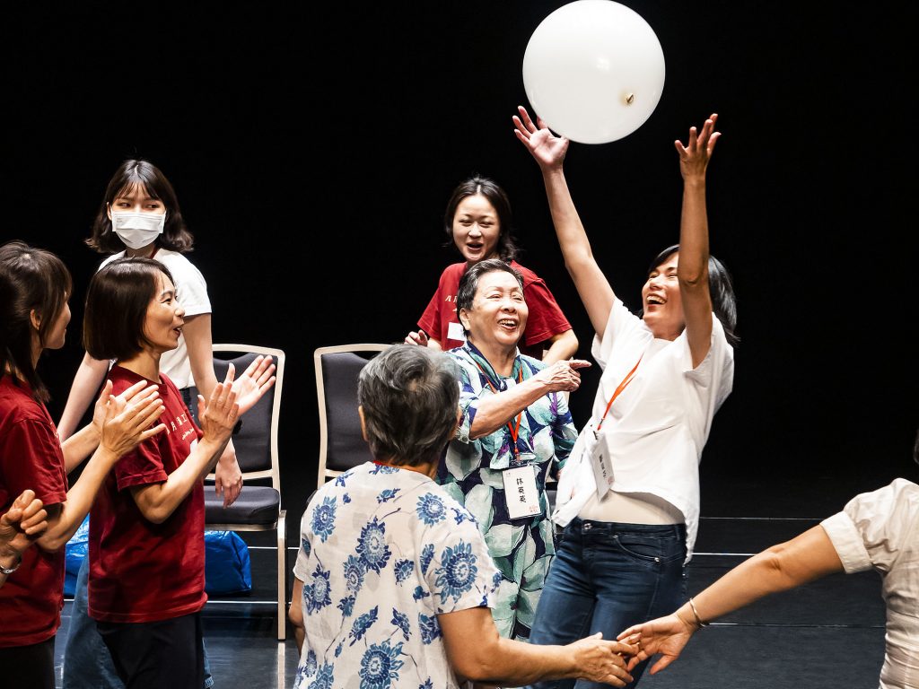 演出家庭共同排練(八月表演工作室提供.)。