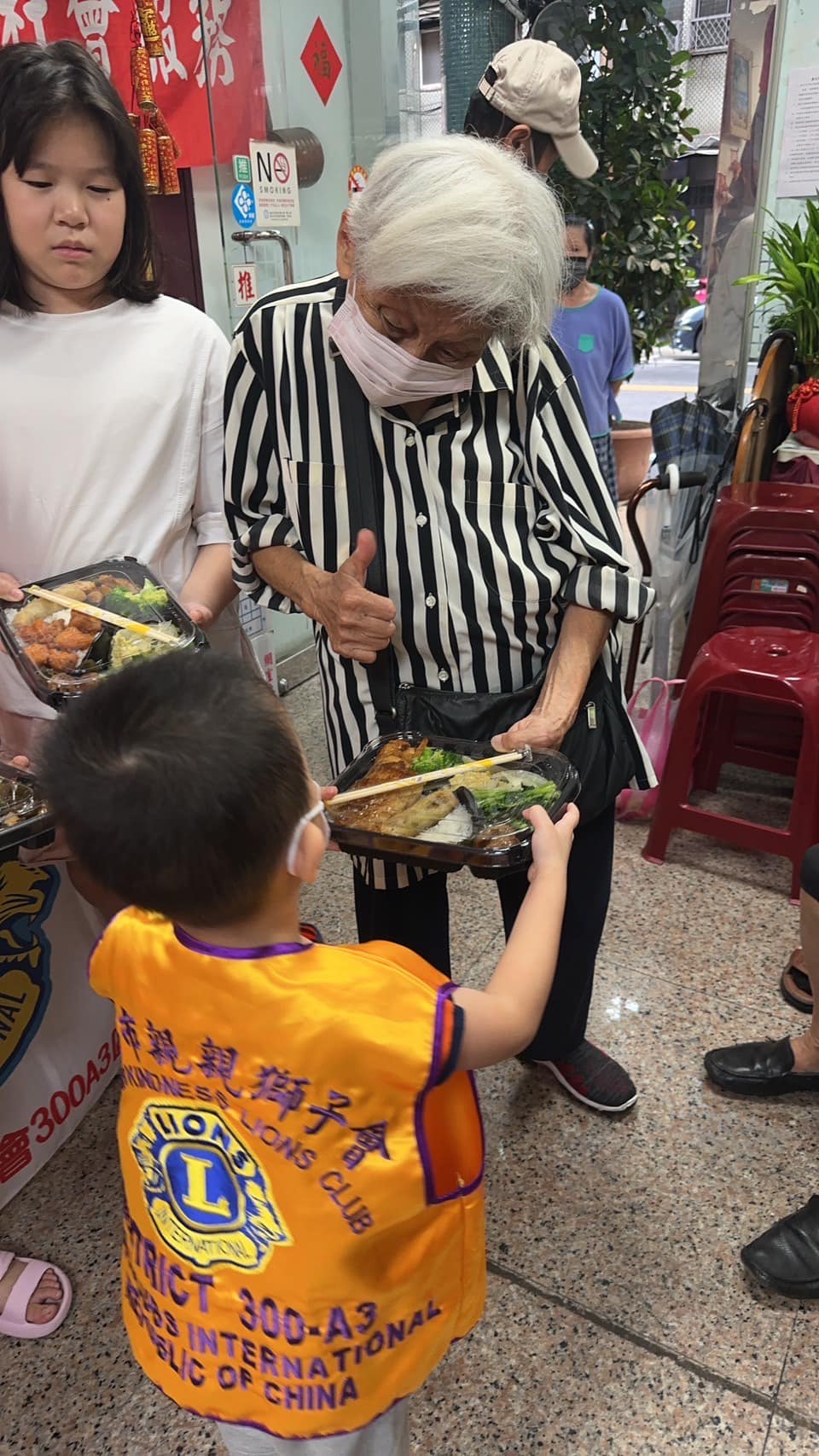 小朋友的笑容讓愛心送便當活動充滿童真,也為活動注入了無限活力。