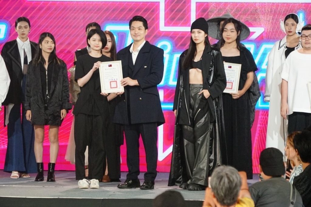 2023台北好時尚，蔣萬安頒獎新銳設計師，(圖/台北市政府提供)