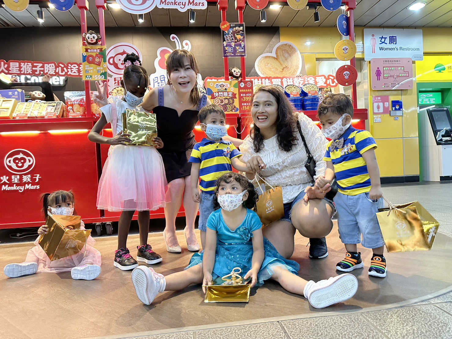 迪化街知名蝴蝶酥餅店「火星猴子」在台北捷運市府站快閃店,錢怡君一日店長活動,火星猴子也捐出1個月快閃店營收5 %捐款給台灣關愛之家協會。 (圖/火星猴子提供)